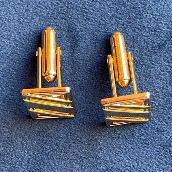 Shields Fifth Avenue Gold Rectangle Cufflinks - Picture 4 of 13